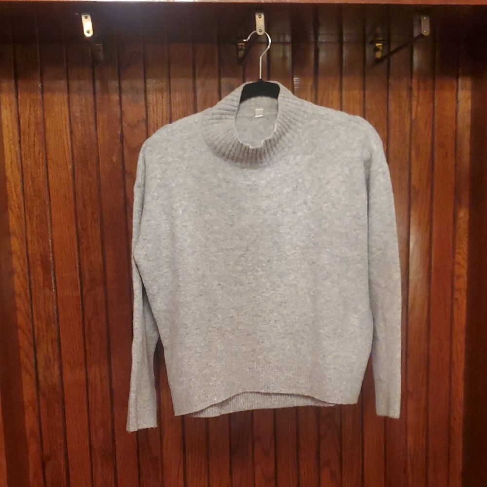❤️ UNIQLO Gray Knit Sweater